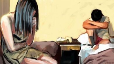 دخل زوج يوما إلي بيته في غير أوقات رجوعه فوجد زوجته مع رجل غريب